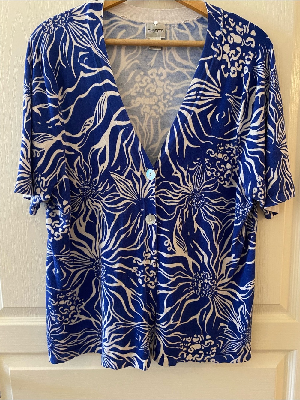 CHICO’S Floral Print Short Sleeve V-Neck Cardigan in Royal Blue & White - XL